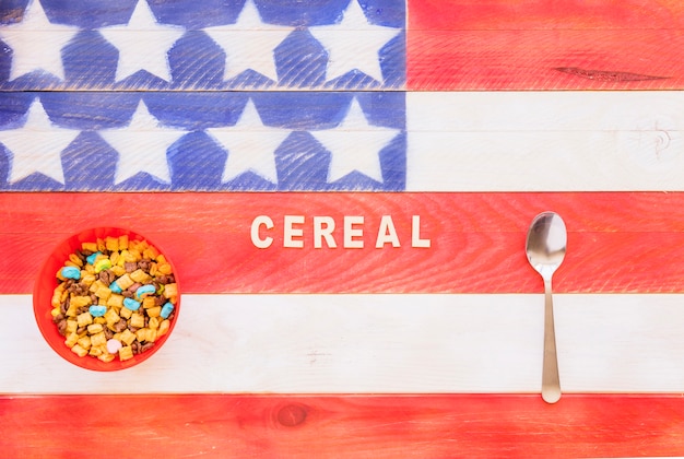 Foto gratuita inscripción de cereales con un tazón en la mesa