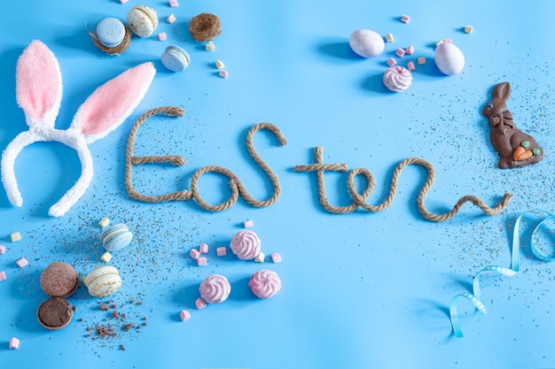 Inscripción creativa de Pascua sobre un fondo azul.