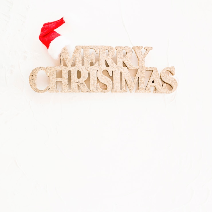 Foto gratuito inscripción decorativa feliz navidad con sombrero de fiesta.