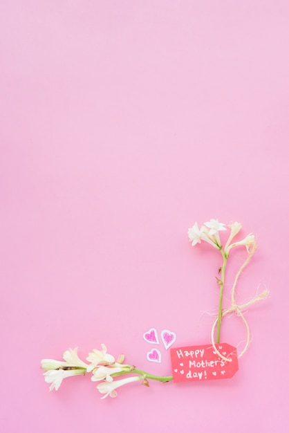 Inscripción del día de la madre feliz con flores blancas