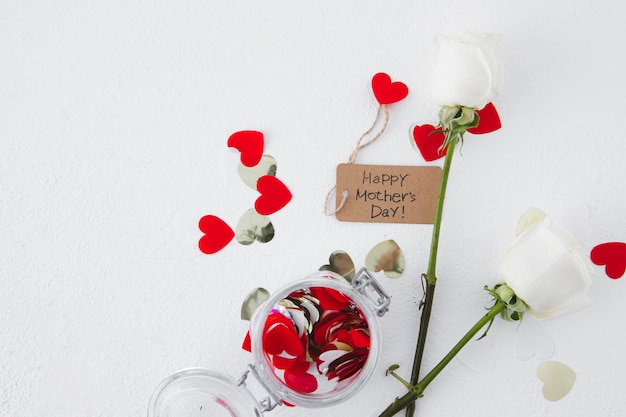 Inscripción del día de la madre feliz con rosas y corazones de papel