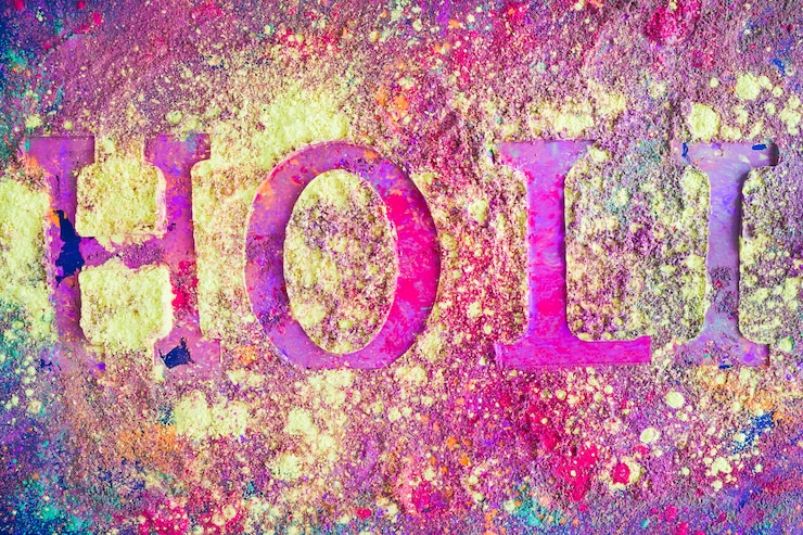 Foto gratuito la inscripción de holi en la mesa púrpura