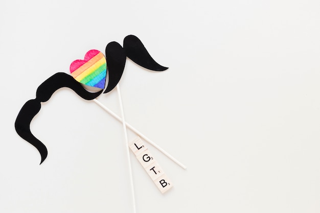 Inscripción LGTB con corazón arcoiris y bigotes.