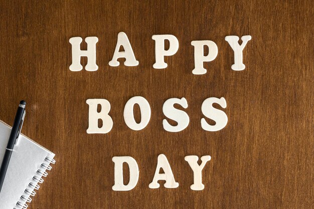 Inscripción de madera feliz día del jefe sobre un fondo de madera