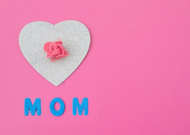 Inscripción de mamá con corazón de papel y rosa.