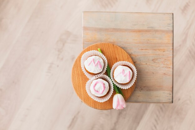 Inscripción de mamá en cupcakes con tulipán