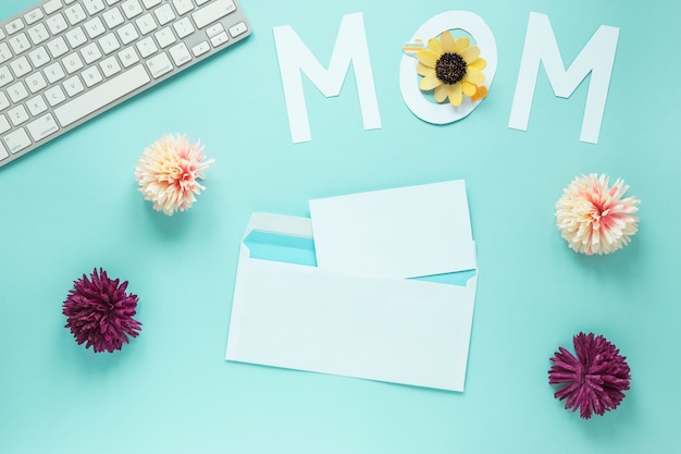 Foto gratuita inscripción de mamá con flores y teclado.