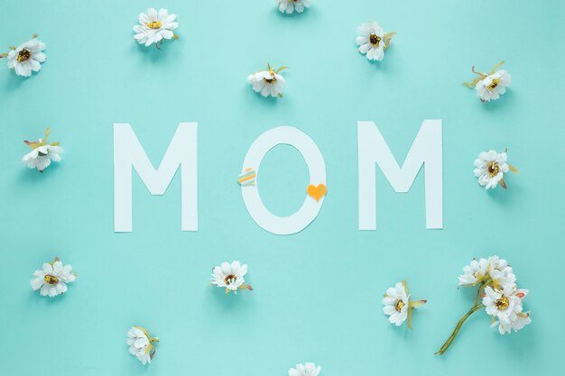 Foto gratuita inscripción de mamá con pequeñas flores blancas.