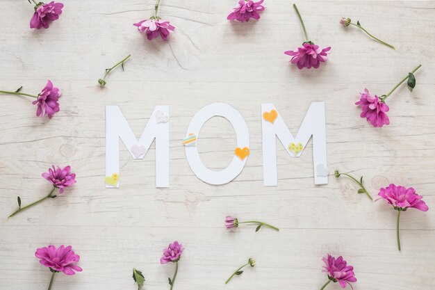 Inscripción de mamá con pequeñas flores moradas.
