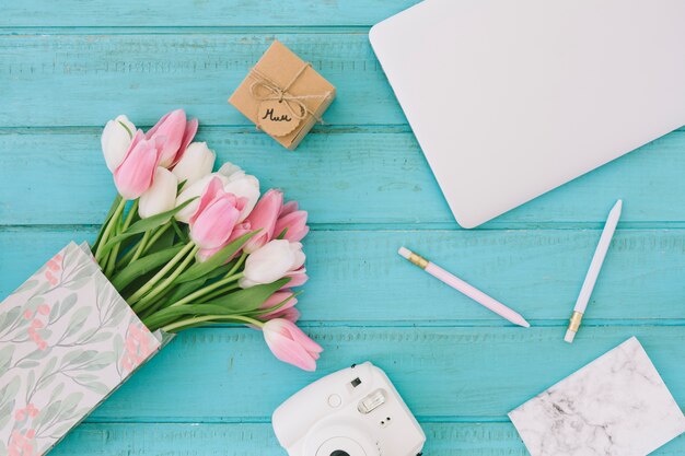 Inscripción de mamá con tulipanes, cámara y laptop.