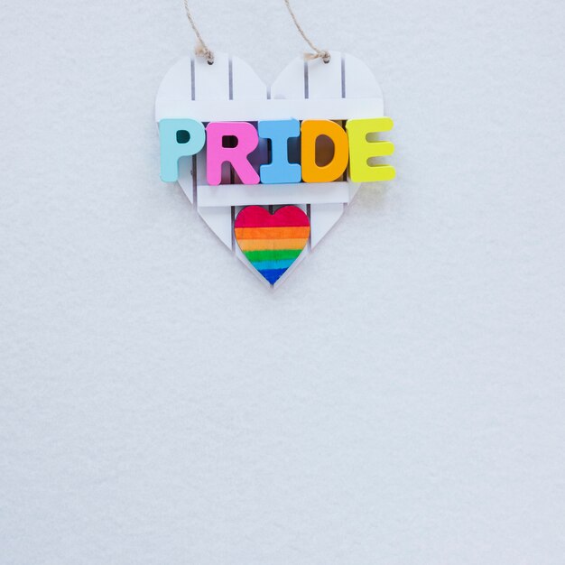 Inscripción de orgullo con el corazón del arco iris