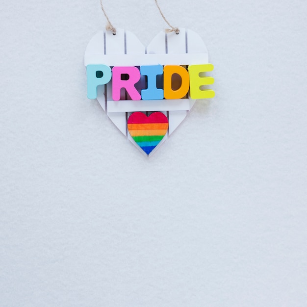 Inscripción de orgullo con el corazón del arco iris