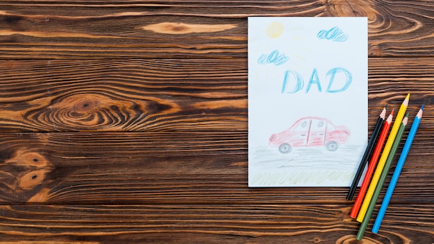 Inscripción de papá con dibujo de coche en hoja de papel