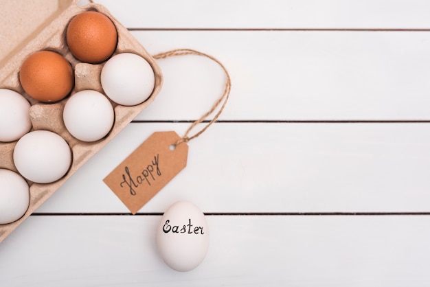 Inscripción de Pascua feliz con huevos en rack