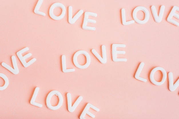 Inscripciones de amor en mesa rosa.