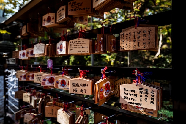 Inscripciones japonesas colgadas en el templo