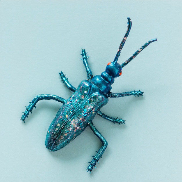 Insecto en miniatura de colores en un papel