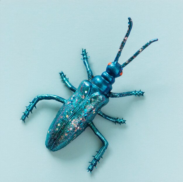 Insecto en miniatura de colores en un papel