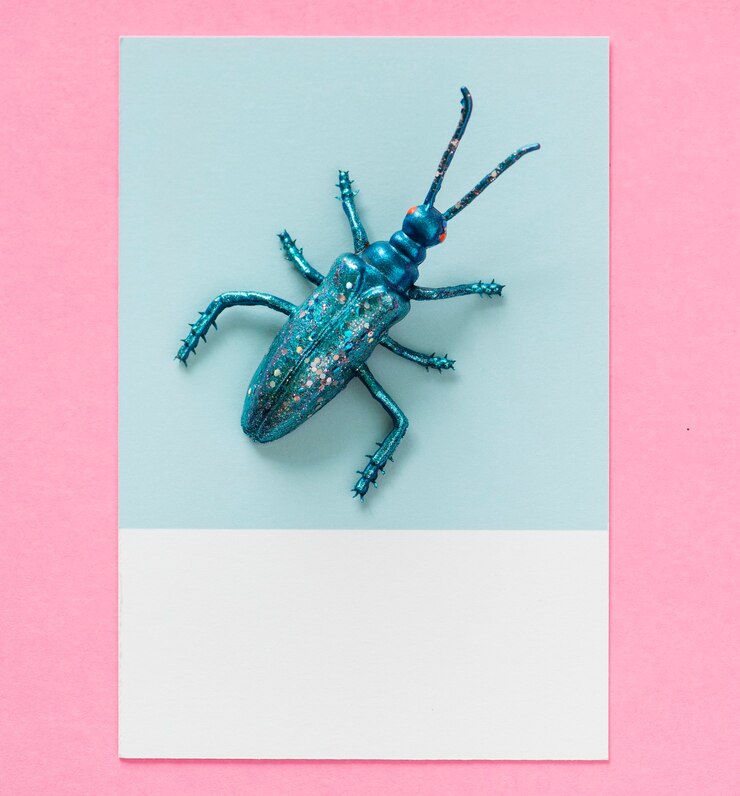 Foto gratuito insecto en miniatura de colores en un papel
