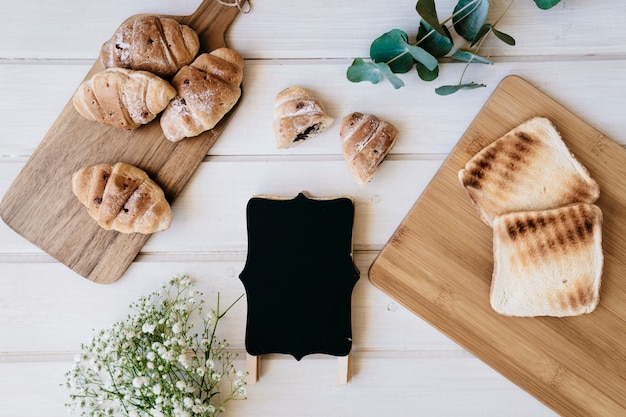 Insignia, croissants, tostadas y plantas