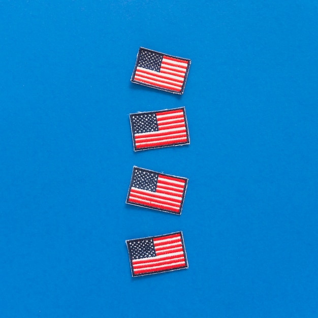 Insignias con banderas de Estados Unidos.