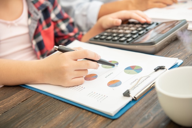 Inspector financiero de hombre de negocios administrador y secretaria haciendo informe, calculando el saldo.