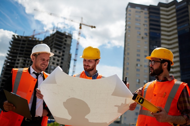 Foto gratuita inspectores con croquis