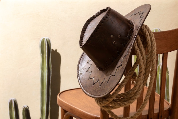 Foto gratuita inspiración vaquera con sombrero en silla.