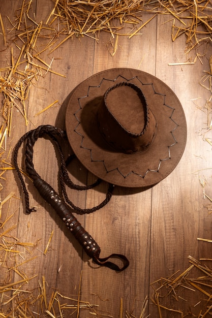 Inspiración de vaquero con sombrero en piso de madera.
