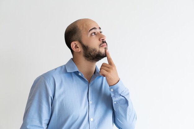 Foto gratuita inspirado hombre de negocios pensativo