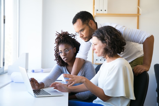 Foto gratuita instructor ayudando a nuevos empleados con software corporativo