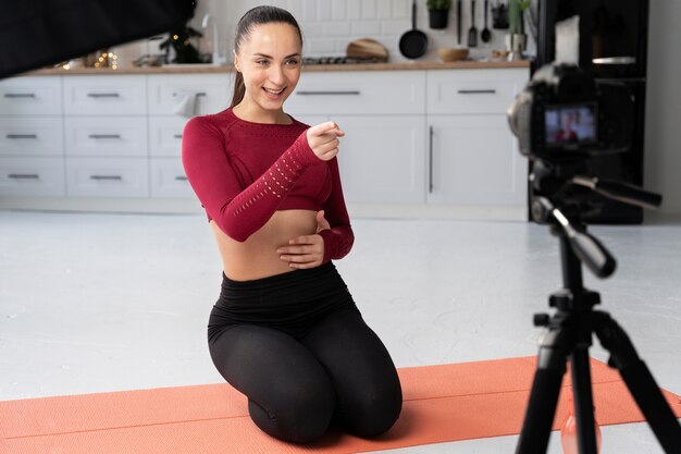 Instructor de fitness deportivo online grabando su sesión