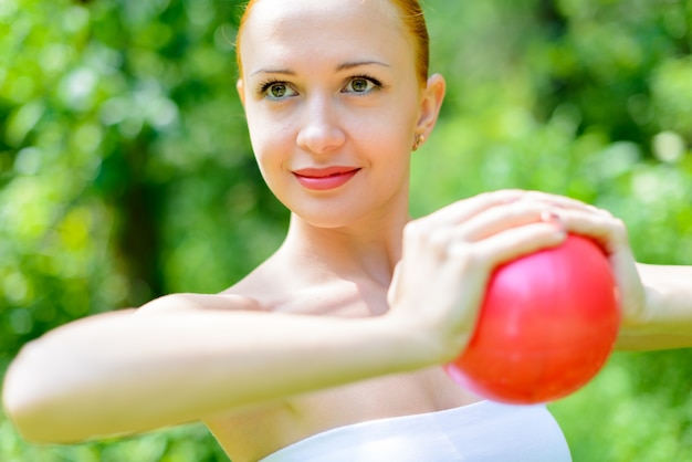 Instructor de fitness de mujer roja