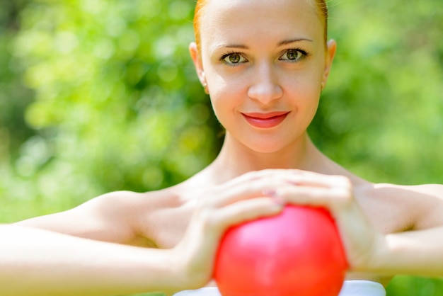 Instructor de fitness de mujer roja