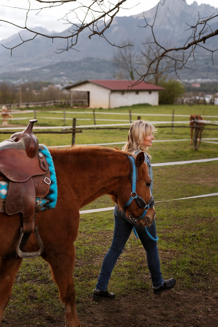 Foto gratuito instructora ecuestre femenina con caballo