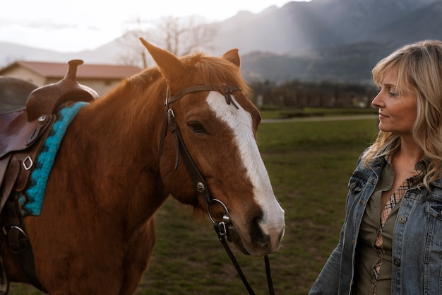 Instructora ecuestre femenina con caballo