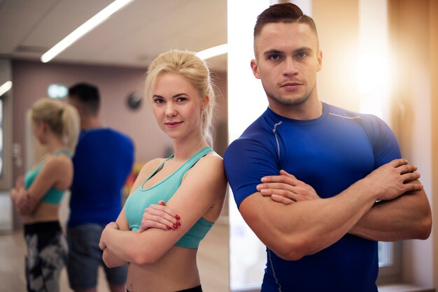 Instructores profesionales en el gimnasio.