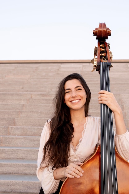 Instrumento de explotación de mujer sonriente de tiro medio