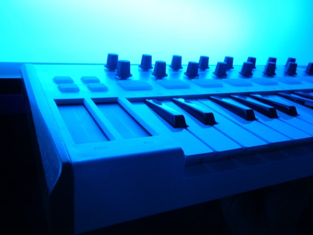 Instrumento musical electrónico o mezclador de audio o ecualizador de sonido (sintetizador modular analógico)