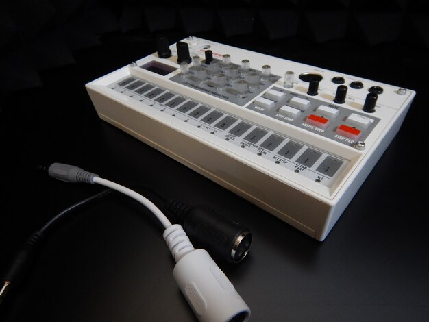Instrumento musical electrónico o mezclador de audio o ecualizador de sonido (sintetizador modular analógico)