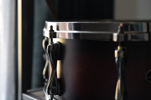 Instrumento de percusión, tambor de cerca en el interior de la habitación.