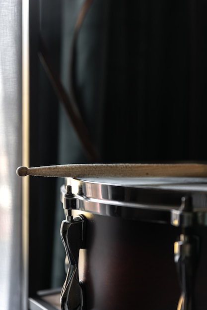 Instrumento de percusión, tambor con palos de cerca en el interior de la habitación.