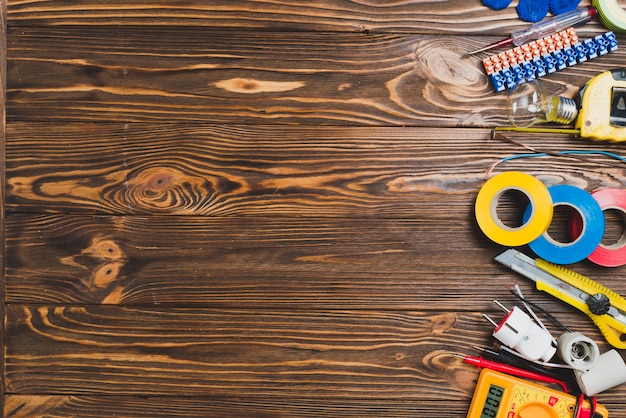 Instrumentos electrónicos de reparación en la mesa de madera