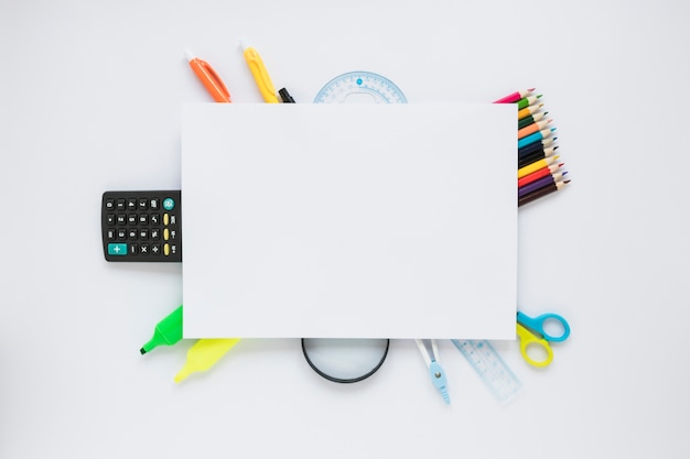 Foto gratuita instrumentos de escritura colocados debajo de la hoja de papel