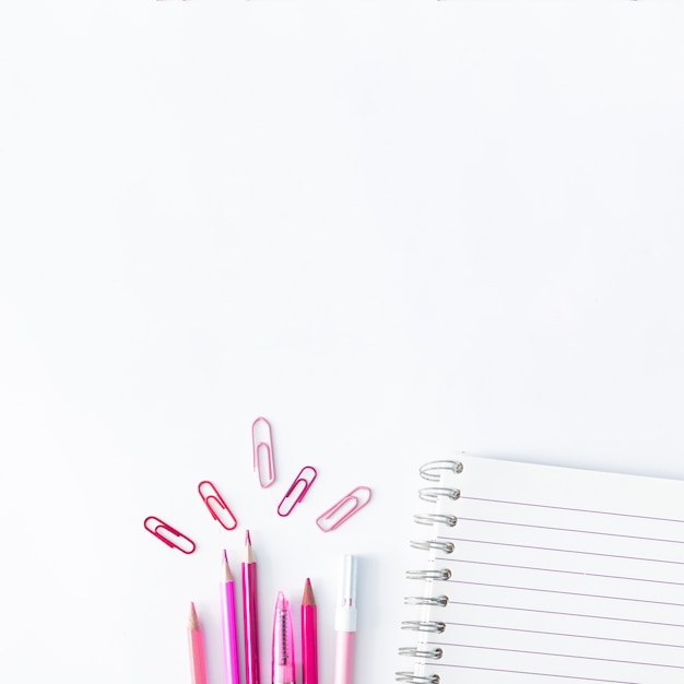 Instrumentos de escritura en color rosa