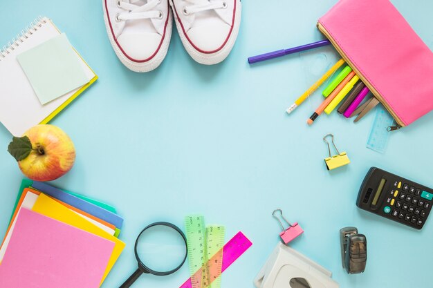 Instrumentos de escritura y zapatillas colocadas en círculo