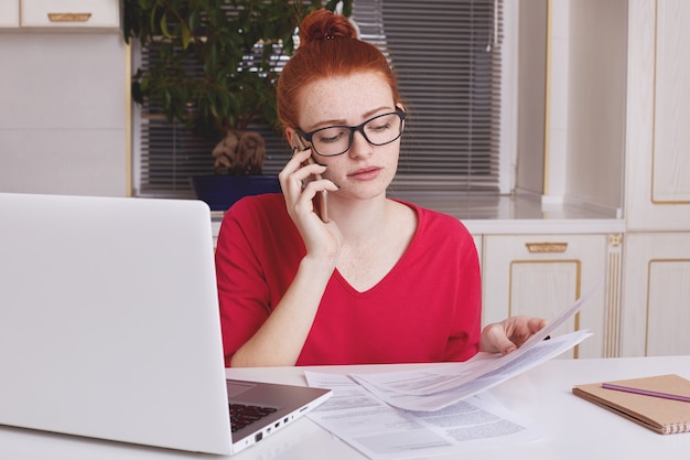 Inteligente próspera joven empresaria vestida casualmente