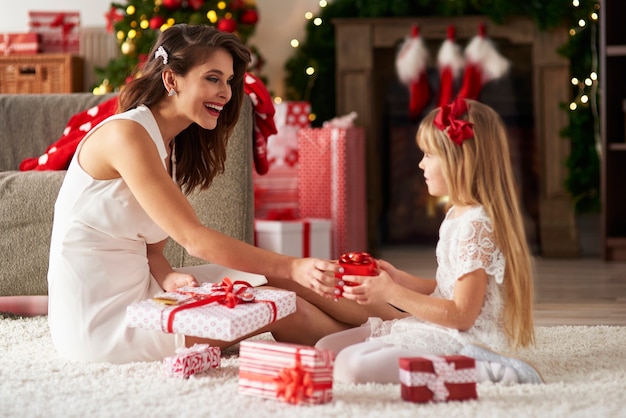 Intercambio de regalos entre mujer y niña