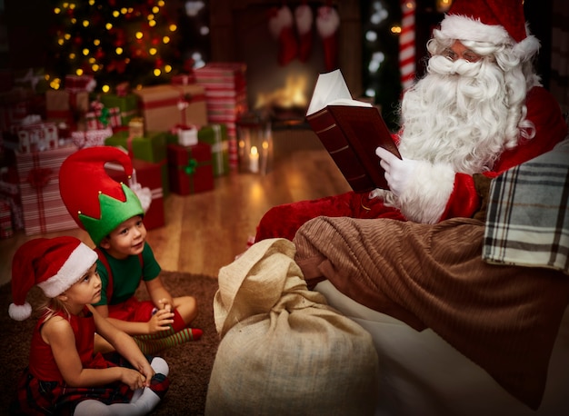 Foto gratuita interesante libro de ou santa claus