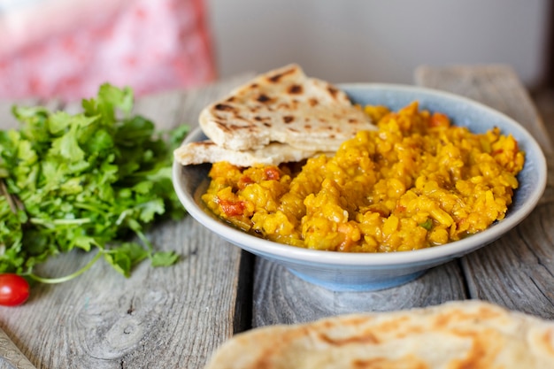 Interesante plato de comida india con pita